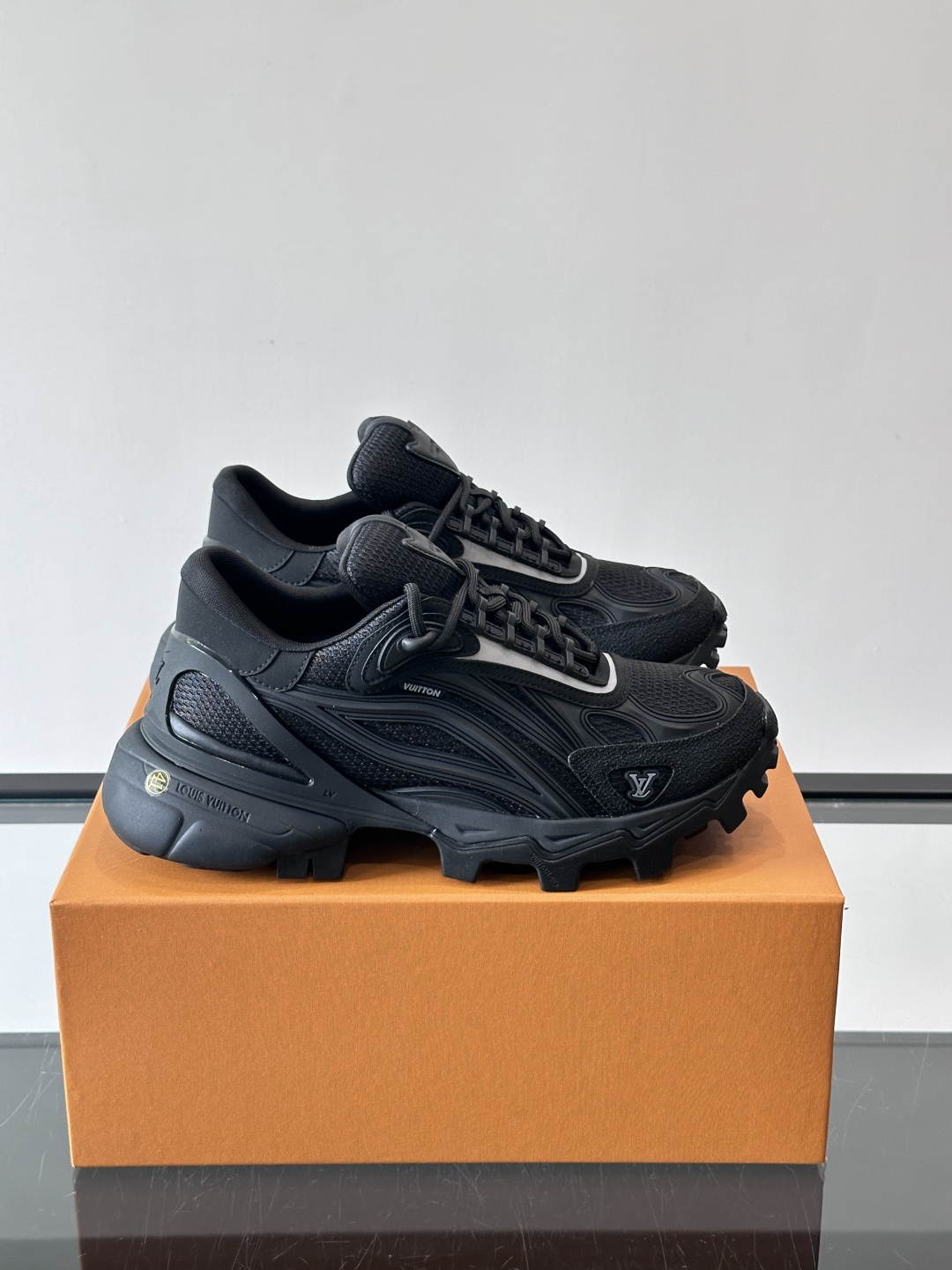 LV Trailrider运动鞋灵感来自户外徒步鞋，采用网布+牛皮革拼接，透气又有支撑力。厚实橡胶鞋底，