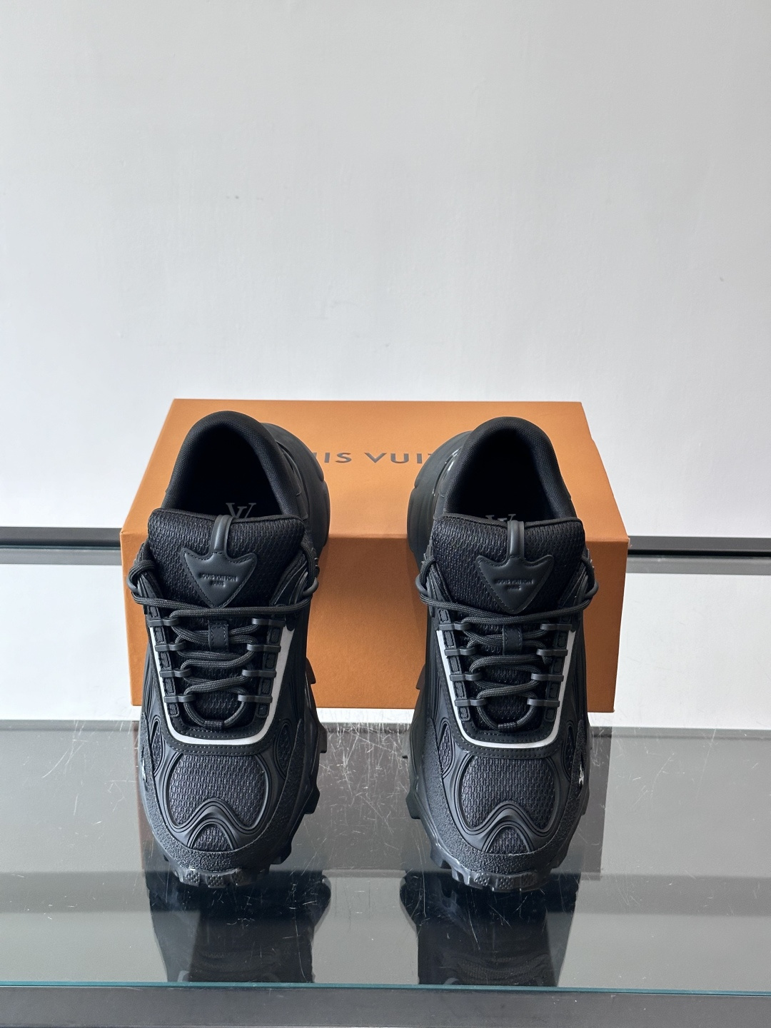 LV Trailrider运动鞋灵感来自户外徒步鞋，采用网布+牛皮革拼接，透气又有支撑力。厚实橡胶鞋底，