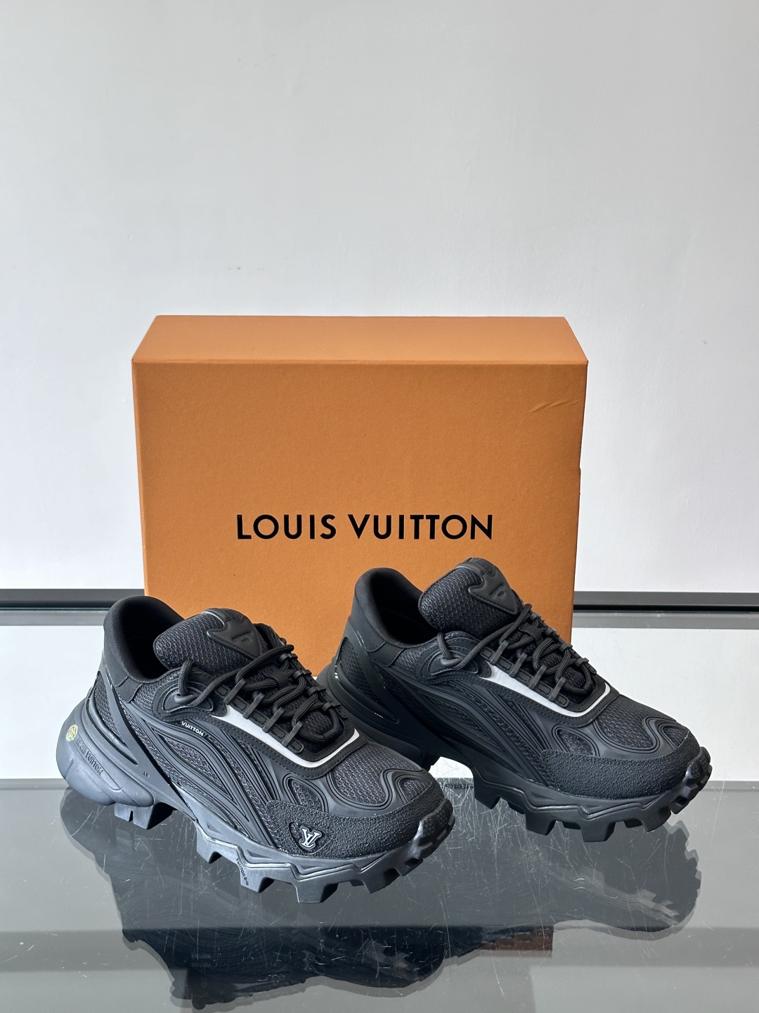 LV Trailrider运动鞋灵感来自户外徒步鞋，采用网布+牛皮革拼接，透气又有支撑力。厚实橡胶鞋底，