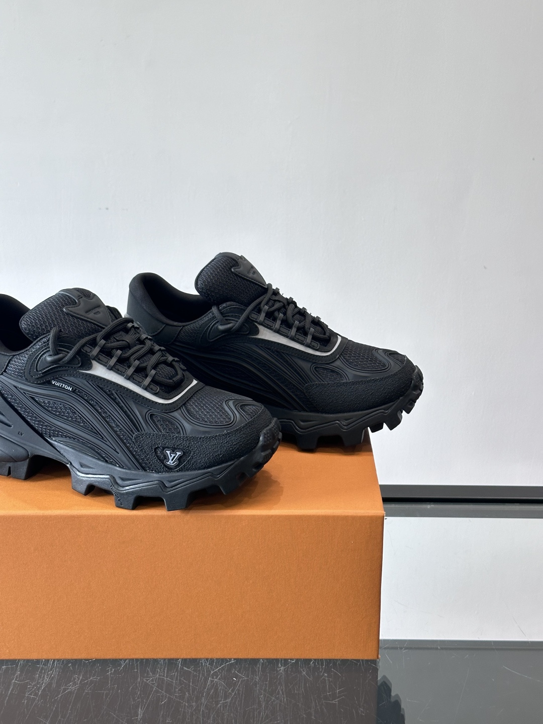 LV Trailrider运动鞋灵感来自户外徒步鞋，采用网布+牛皮革拼接，透气又有支撑力。厚实橡胶鞋底，