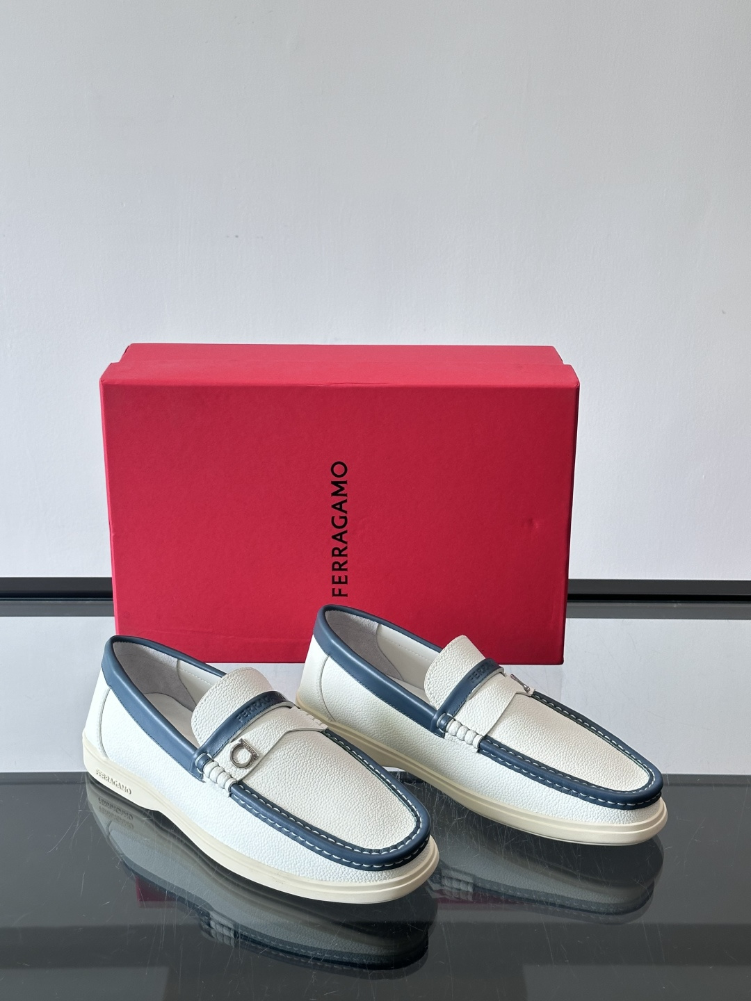 Ferragamo乐福鞋采用荔枝纹牛皮革，搭配颜色饰边，简约又有质感✨。鞋面金属扣饰，细节满分，品牌辨识