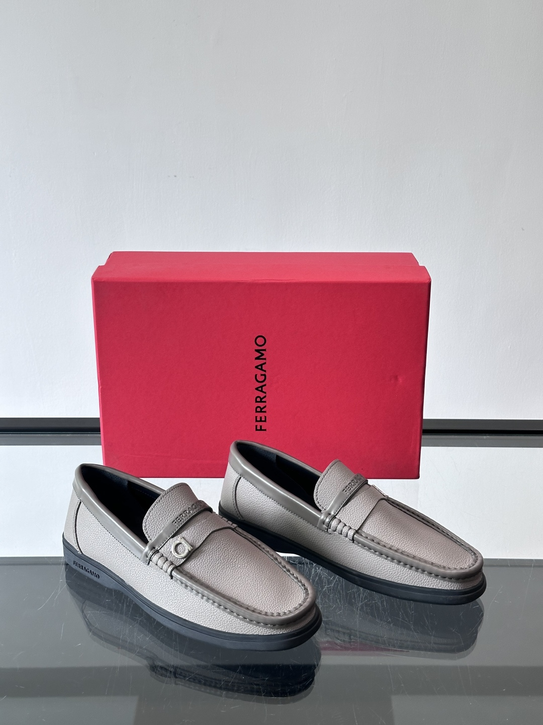 Ferragamo乐福鞋采用荔枝纹牛皮革，搭配颜色饰边，简约又有质感✨。鞋面金属扣饰，细节满分，品牌辨识