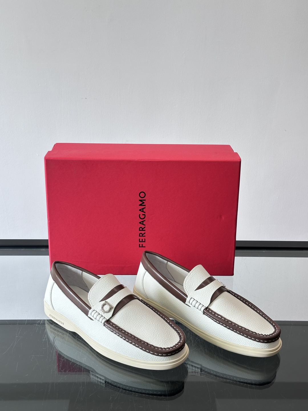 Ferragamo乐福鞋采用荔枝纹牛皮革，搭配颜色饰边，简约又有质感✨。鞋面金属扣饰，细节满分，品牌辨识