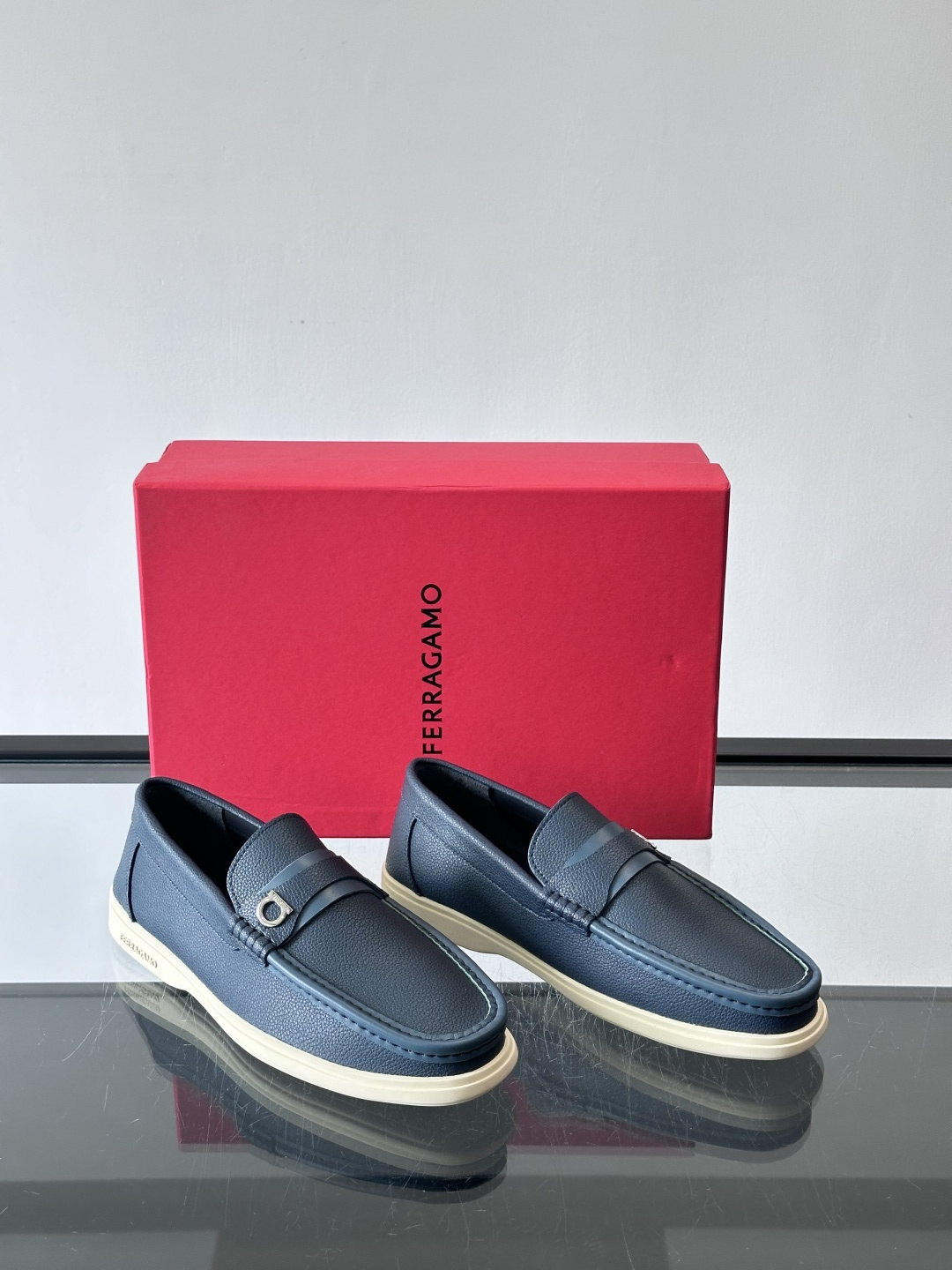 Ferragamo乐福鞋采用荔枝纹牛皮革，搭配颜色饰边，简约又有质感✨。鞋面金属扣饰，细节满分，品牌辨识