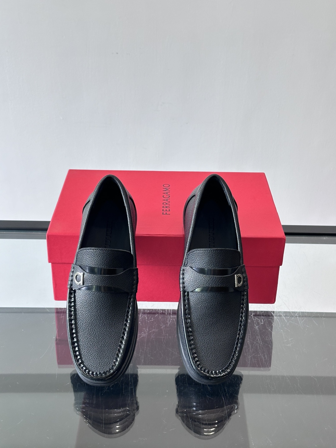 Ferragamo乐福鞋采用荔枝纹牛皮革，搭配颜色饰边，简约又有质感✨。鞋面金属扣饰，细节满分，品牌辨识
