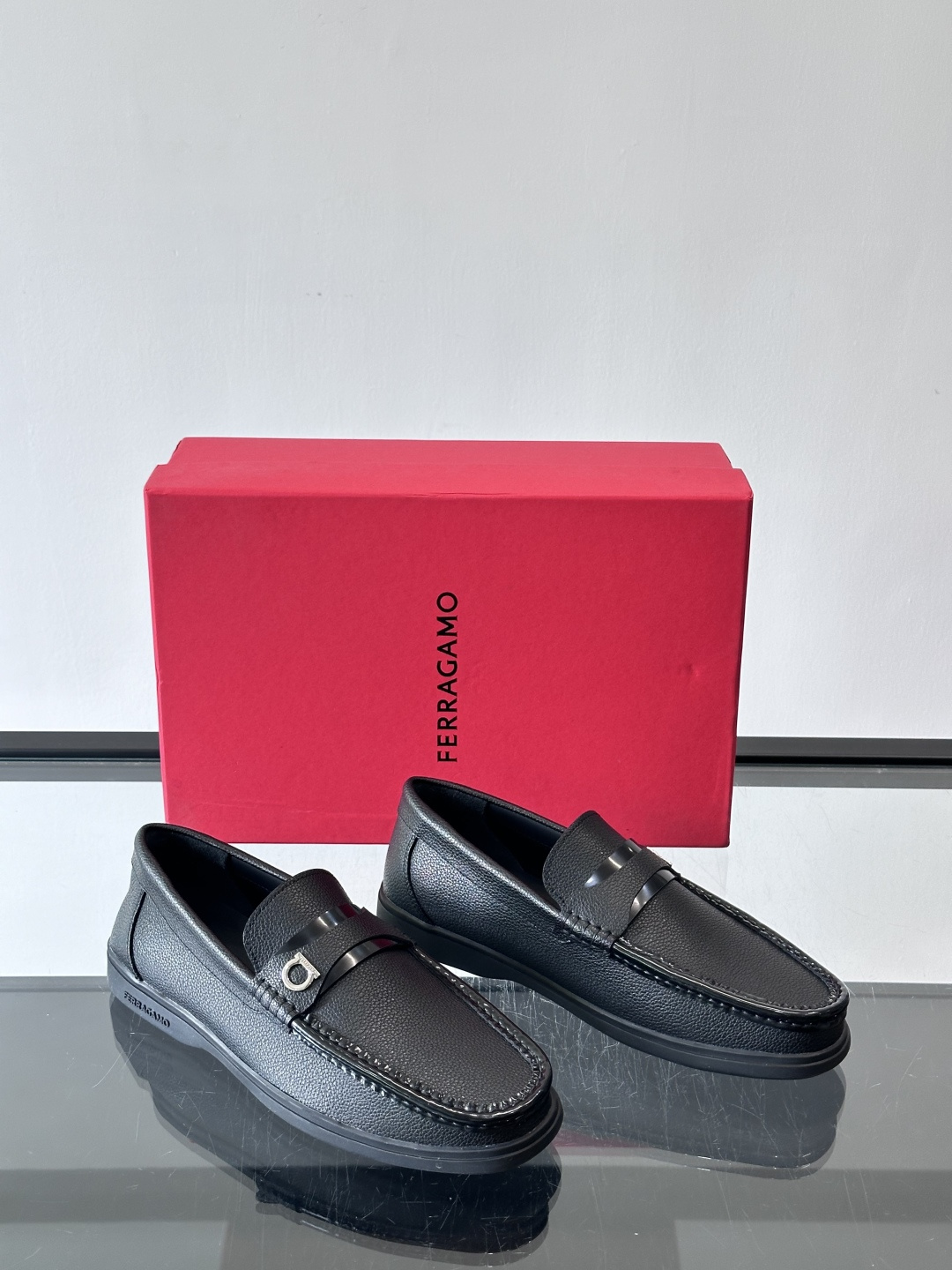 Ferragamo乐福鞋采用荔枝纹牛皮革，搭配颜色饰边，简约又有质感✨。鞋面金属扣饰，细节满分，品牌辨识