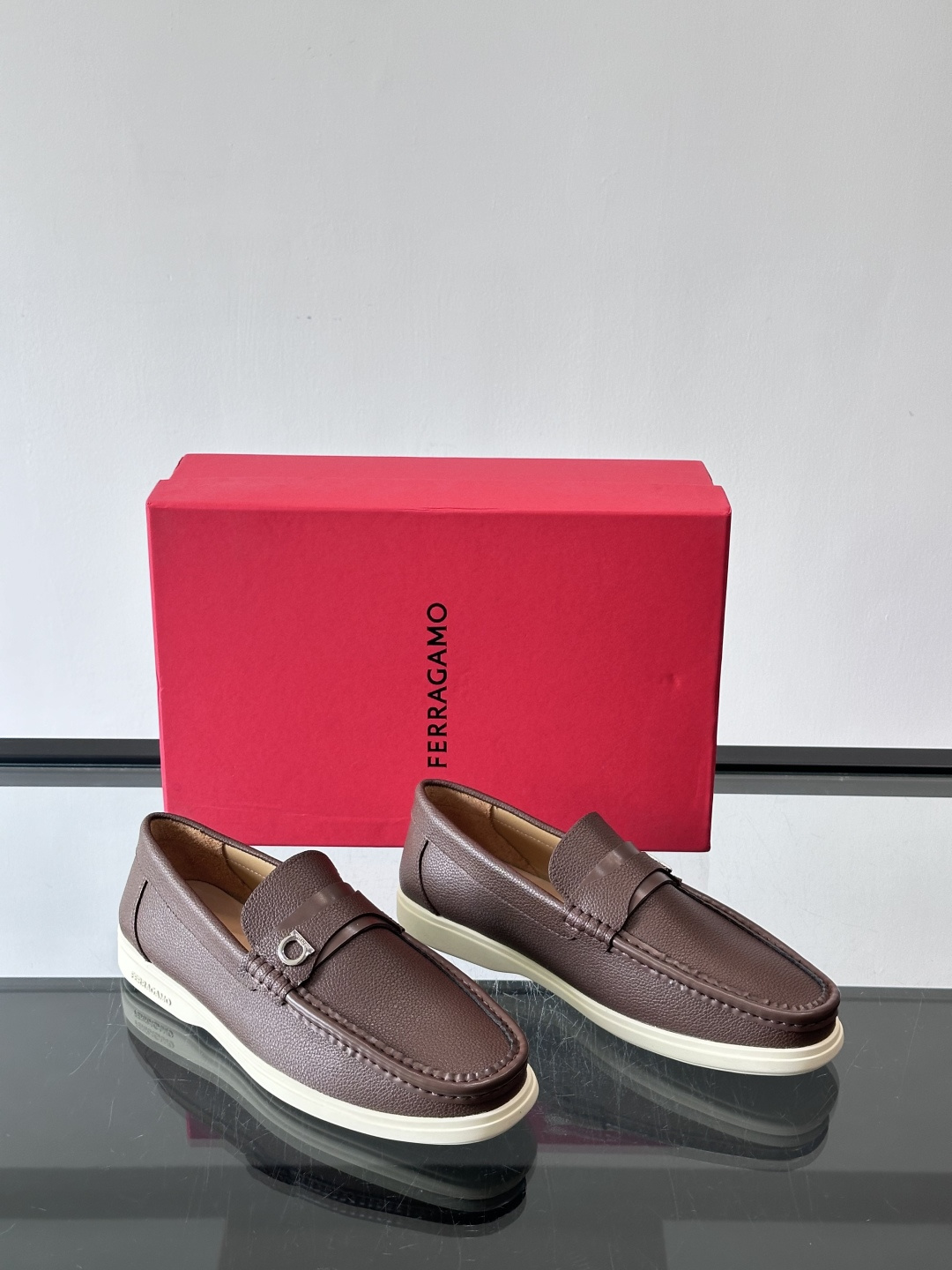 Ferragamo乐福鞋采用荔枝纹牛皮革，搭配颜色饰边，简约又有质感✨。鞋面金属扣饰，细节满分，品牌辨识