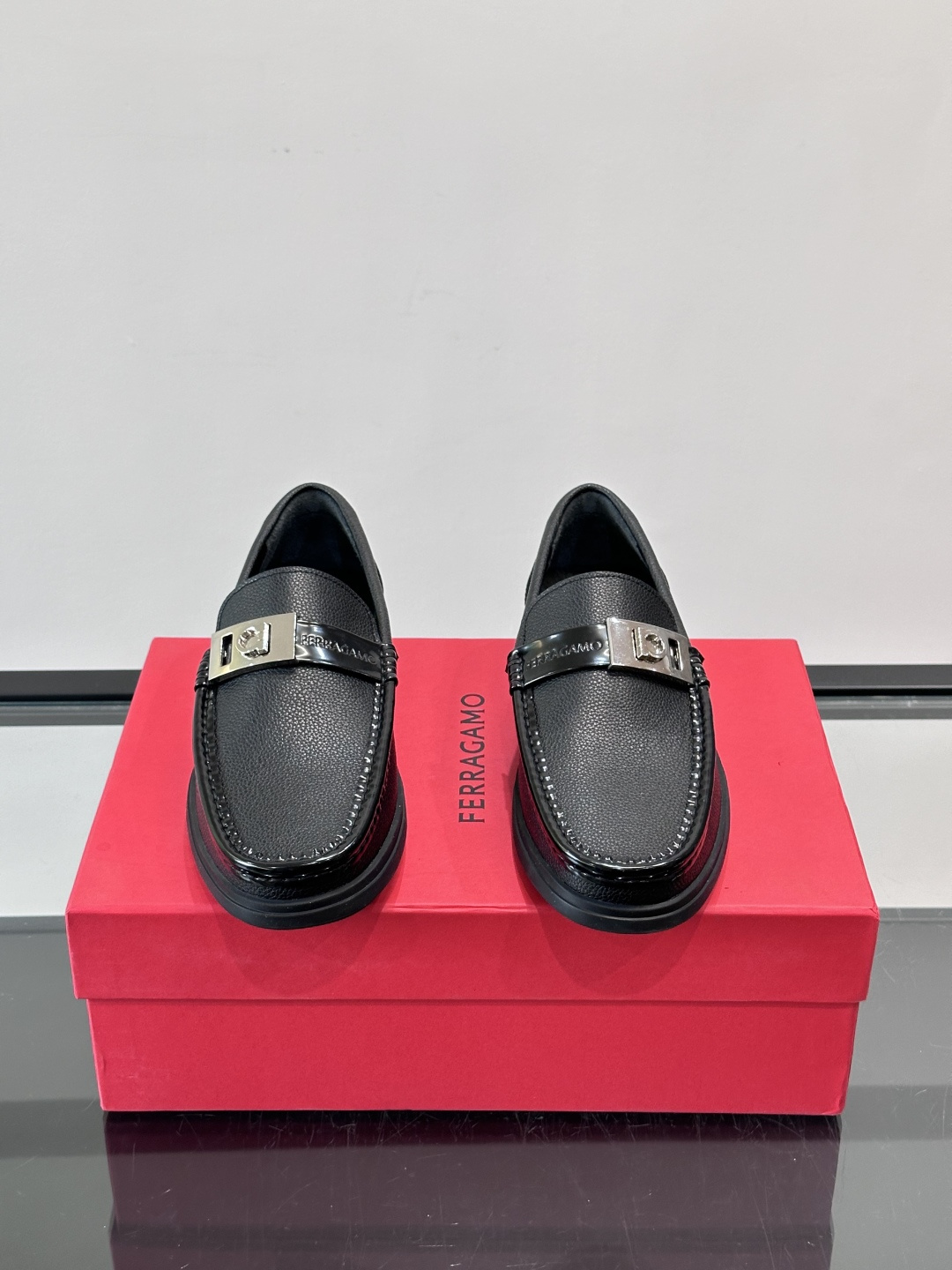Ferragamo乐福鞋采用荔枝纹牛皮革，搭配颜色饰边，简约又有质感✨。鞋面金属扣饰，细节满分，品牌辨识