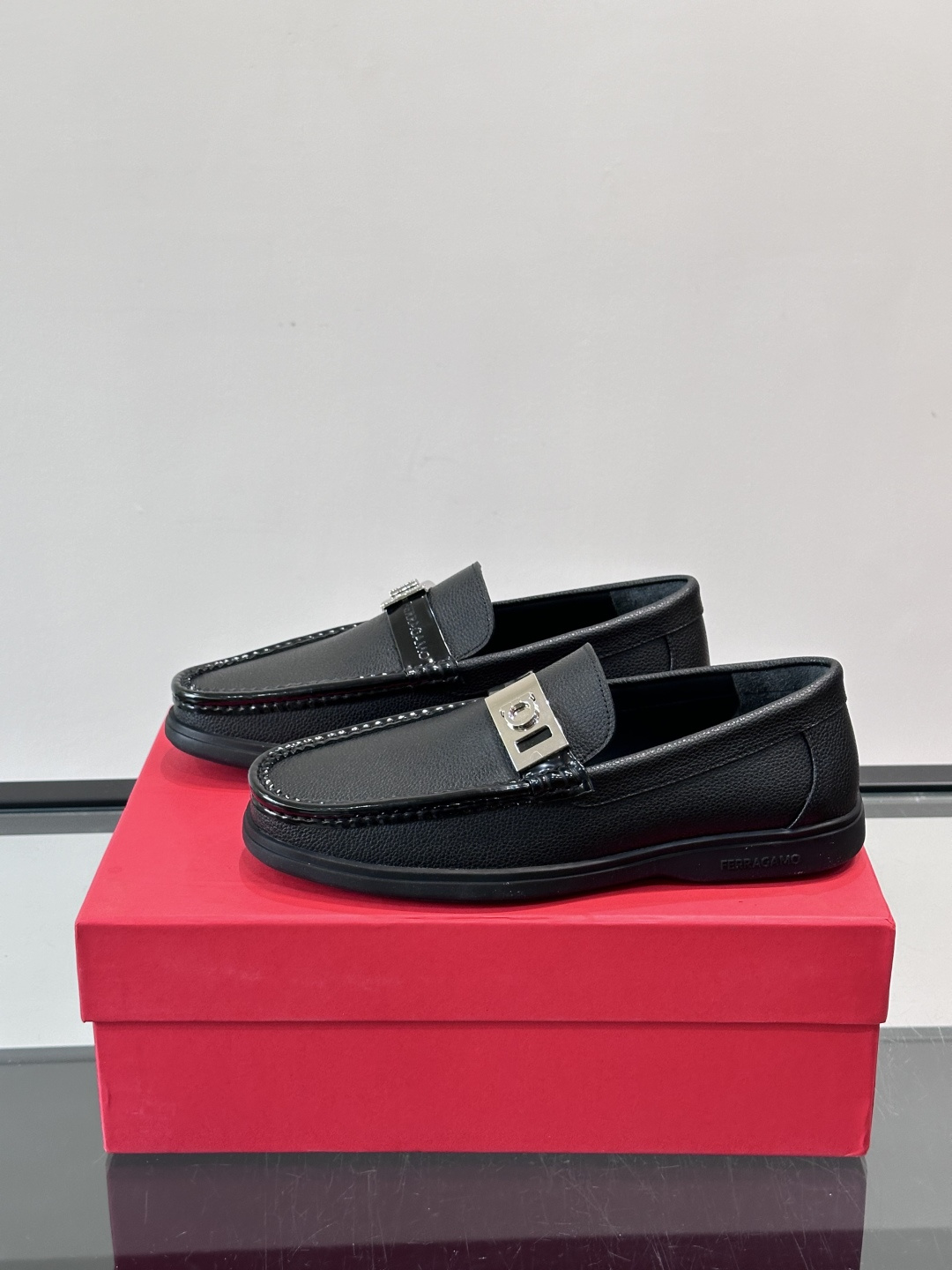 Ferragamo乐福鞋采用荔枝纹牛皮革，搭配颜色饰边，简约又有质感✨。鞋面金属扣饰，细节满分，品牌辨识