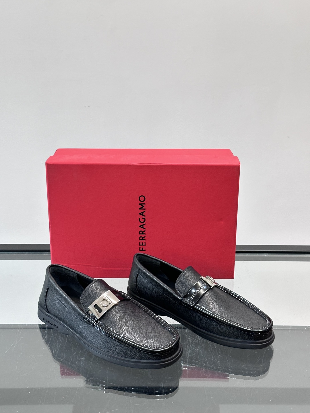 Ferragamo乐福鞋采用荔枝纹牛皮革，搭配颜色饰边，简约又有质感✨。鞋面金属扣饰，细节满分，品牌辨识