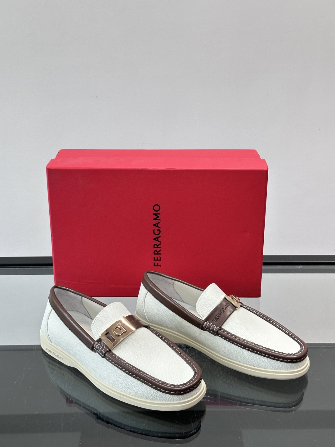 Ferragamo乐福鞋采用荔枝纹牛皮革，搭配颜色饰边，简约又有质感✨。鞋面金属扣饰，细节满分，品牌辨识