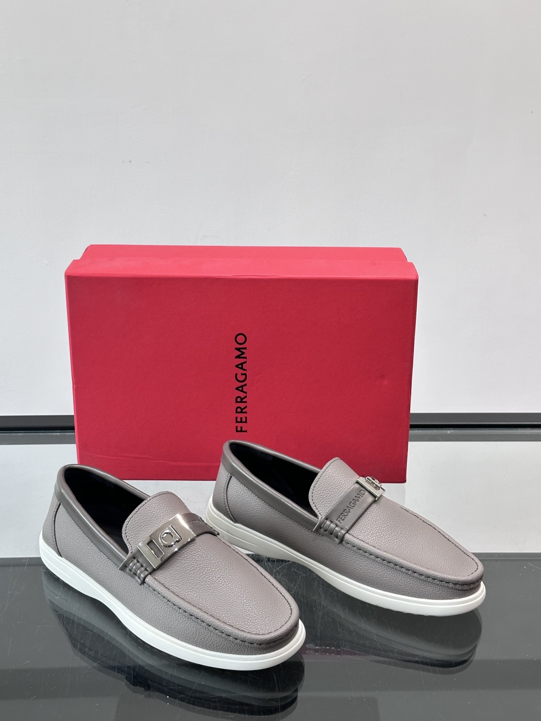 Ferragamo乐福鞋采用荔枝纹牛皮革，搭配颜色饰边，简约又有质感✨。鞋面金属扣饰，细节满分，品牌辨识