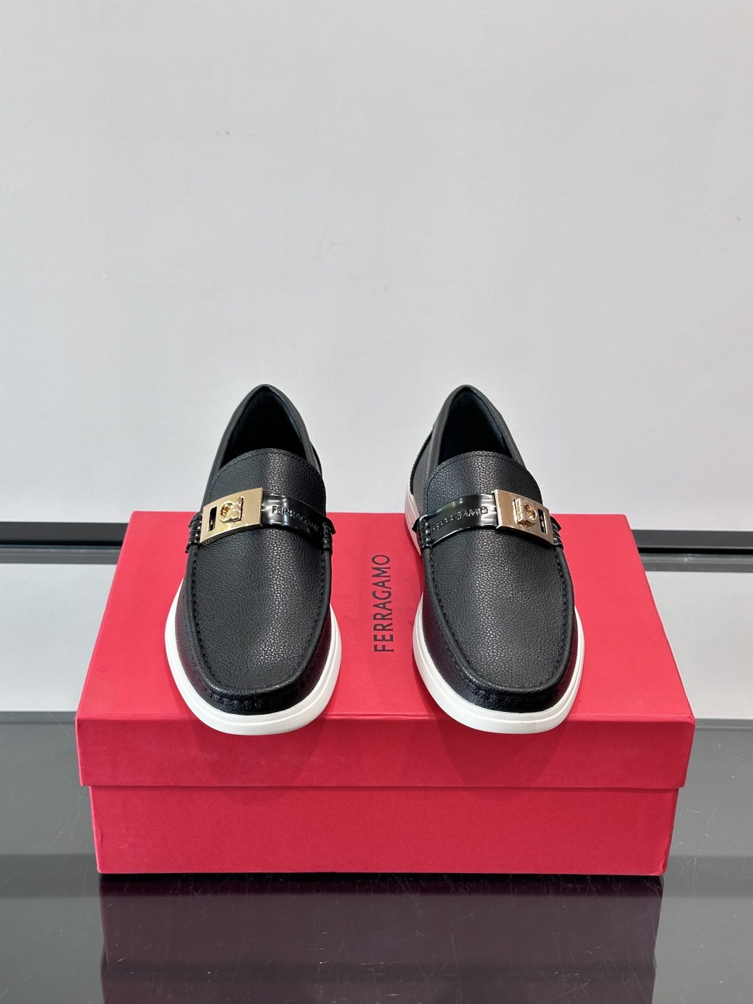 Ferragamo乐福鞋采用荔枝纹牛皮革，搭配颜色饰边，简约又有质感✨。鞋面金属扣饰，细节满分，品牌辨识