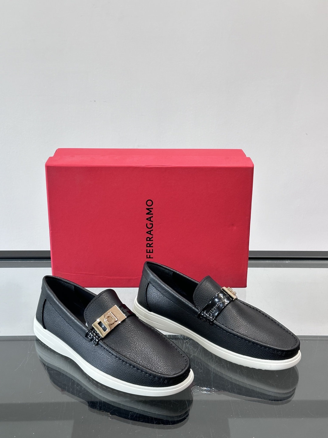 Ferragamo乐福鞋采用荔枝纹牛皮革，搭配颜色饰边，简约又有质感✨。鞋面金属扣饰，细节满分，品牌辨识