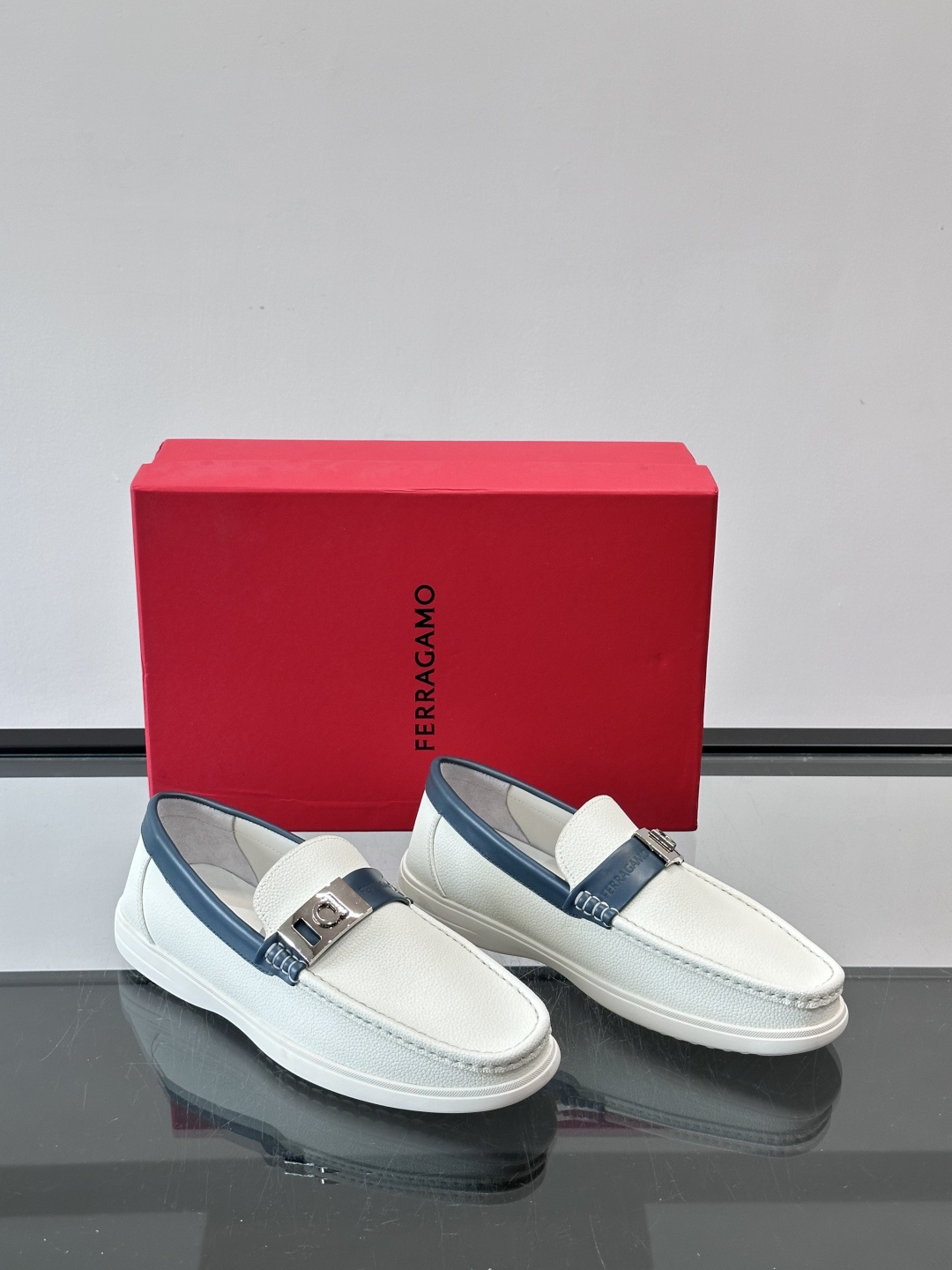 Ferragamo乐福鞋采用荔枝纹牛皮革，搭配颜色饰边，简约又有质感✨。鞋面金属扣饰，细节满分，品牌辨识