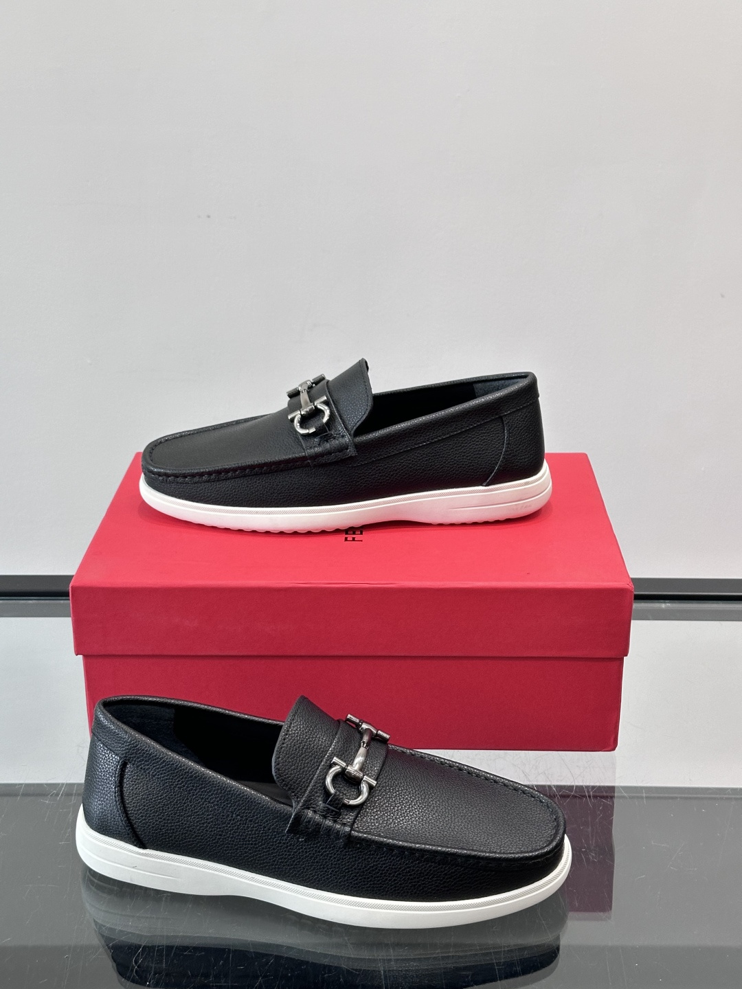 Ferragamo乐福鞋采用荔枝纹牛皮革，搭配颜色饰边，简约又有质感✨。鞋面金属扣饰，细节满分，品牌辨识