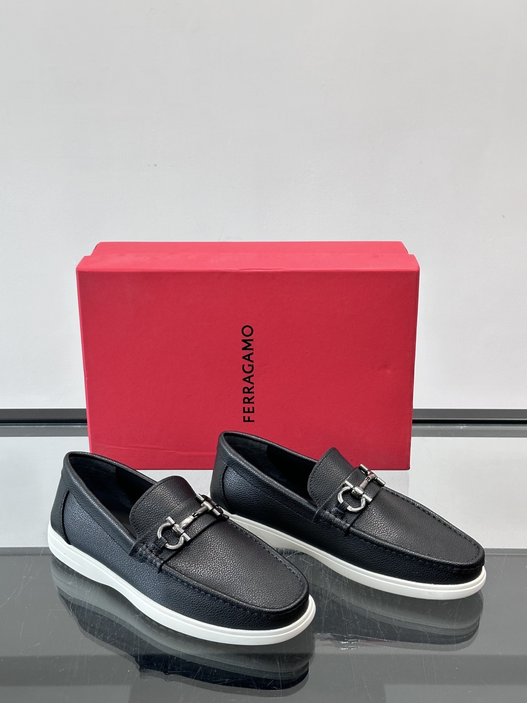 Ferragamo乐福鞋采用荔枝纹牛皮革，搭配颜色饰边，简约又有质感✨。鞋面金属扣饰，细节满分，品牌辨识