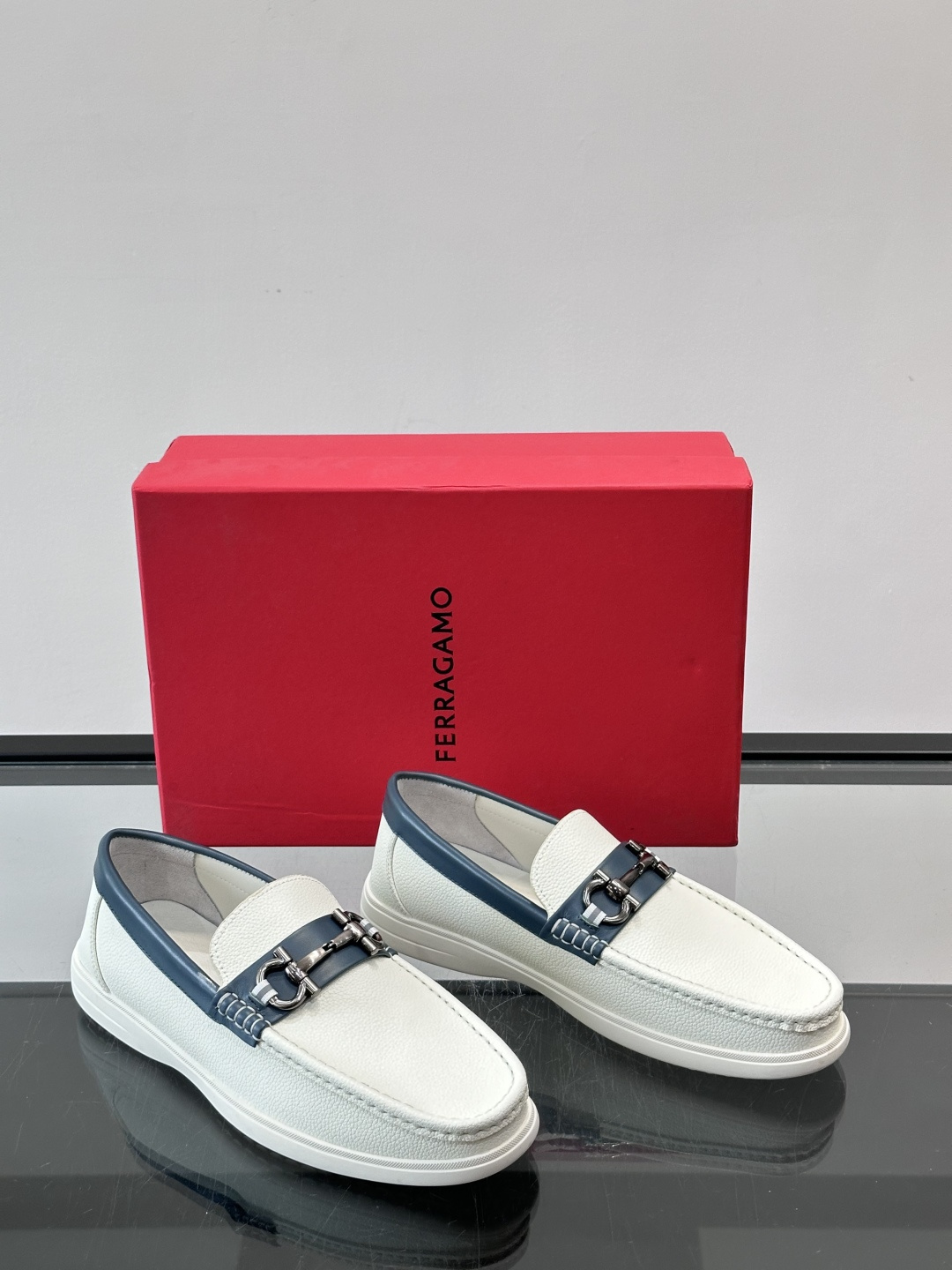 Ferragamo乐福鞋采用荔枝纹牛皮革，搭配颜色饰边，简约又有质感✨。鞋面金属扣饰，细节满分，品牌辨识