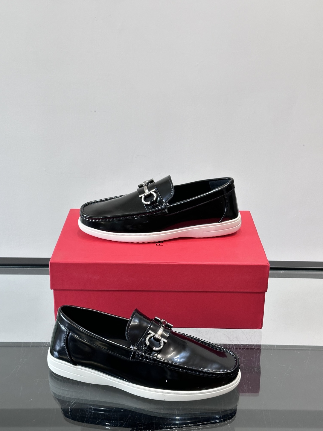 Ferragamo乐福鞋采用荔枝纹牛皮革，搭配颜色饰边，简约又有质感✨。鞋面金属扣饰，细节满分，品牌辨识