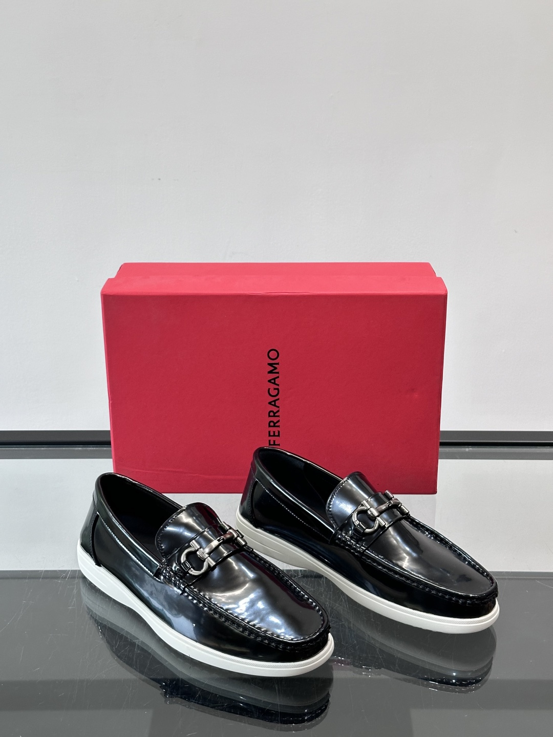 Ferragamo乐福鞋采用荔枝纹牛皮革，搭配颜色饰边，简约又有质感✨。鞋面金属扣饰，细节满分，品牌辨识