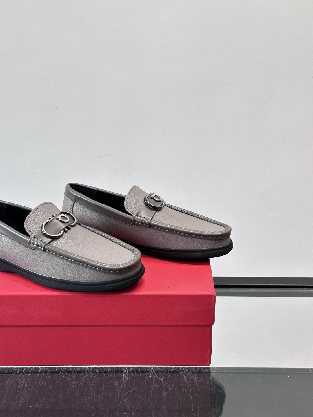Ferragamo乐福鞋采用荔枝纹牛皮革，搭配颜色饰边，简约又有质感✨。鞋面金属扣饰，细节满分，品牌辨识