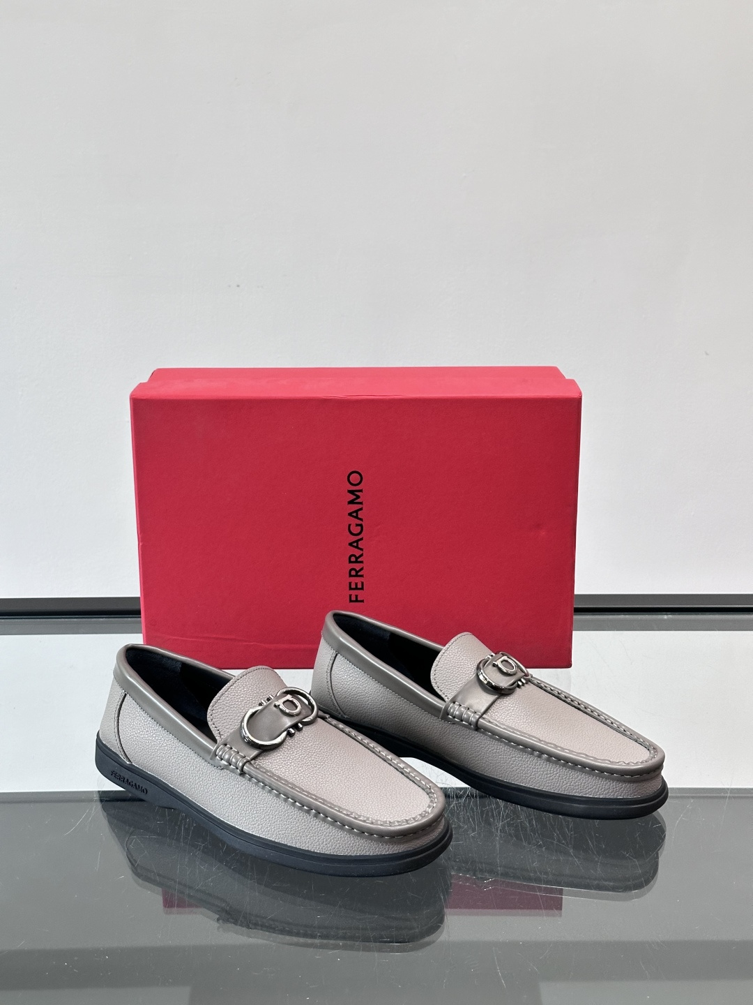 Ferragamo乐福鞋采用荔枝纹牛皮革，搭配颜色饰边，简约又有质感✨。鞋面金属扣饰，细节满分，品牌辨识