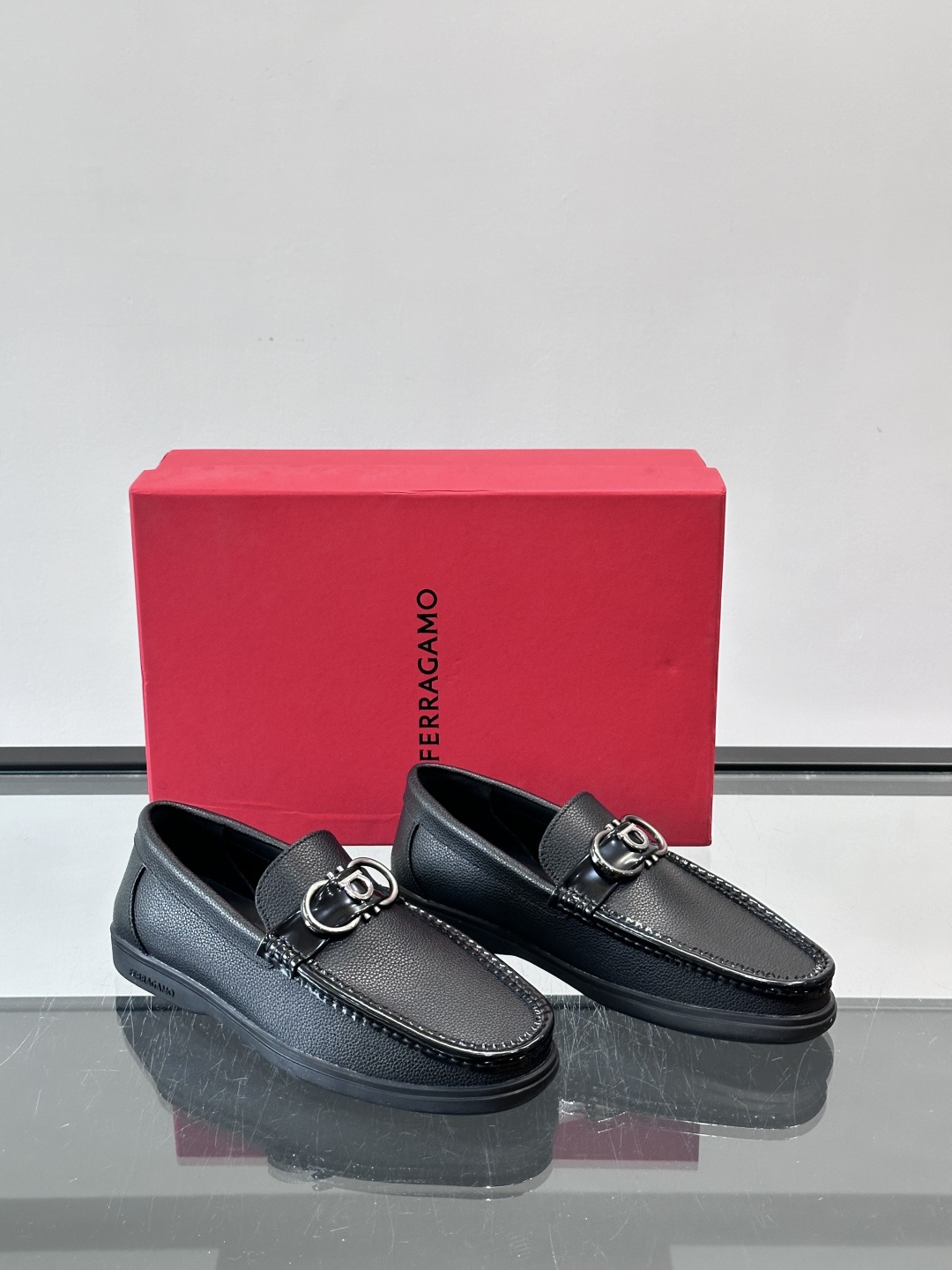 Ferragamo乐福鞋采用荔枝纹牛皮革，搭配颜色饰边，简约又有质感✨。鞋面金属扣饰，细节满分，品牌辨识