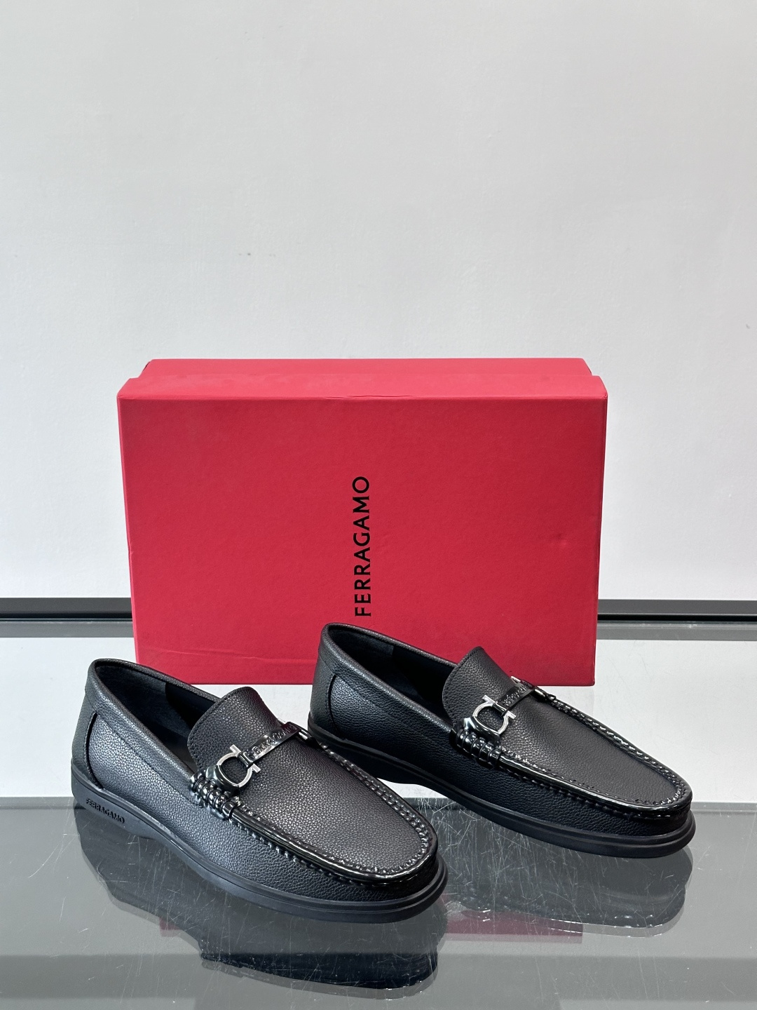 Ferragamo乐福鞋采用荔枝纹牛皮革，搭配颜色饰边，简约又有质感✨。鞋面金属扣饰，细节满分，品牌辨识