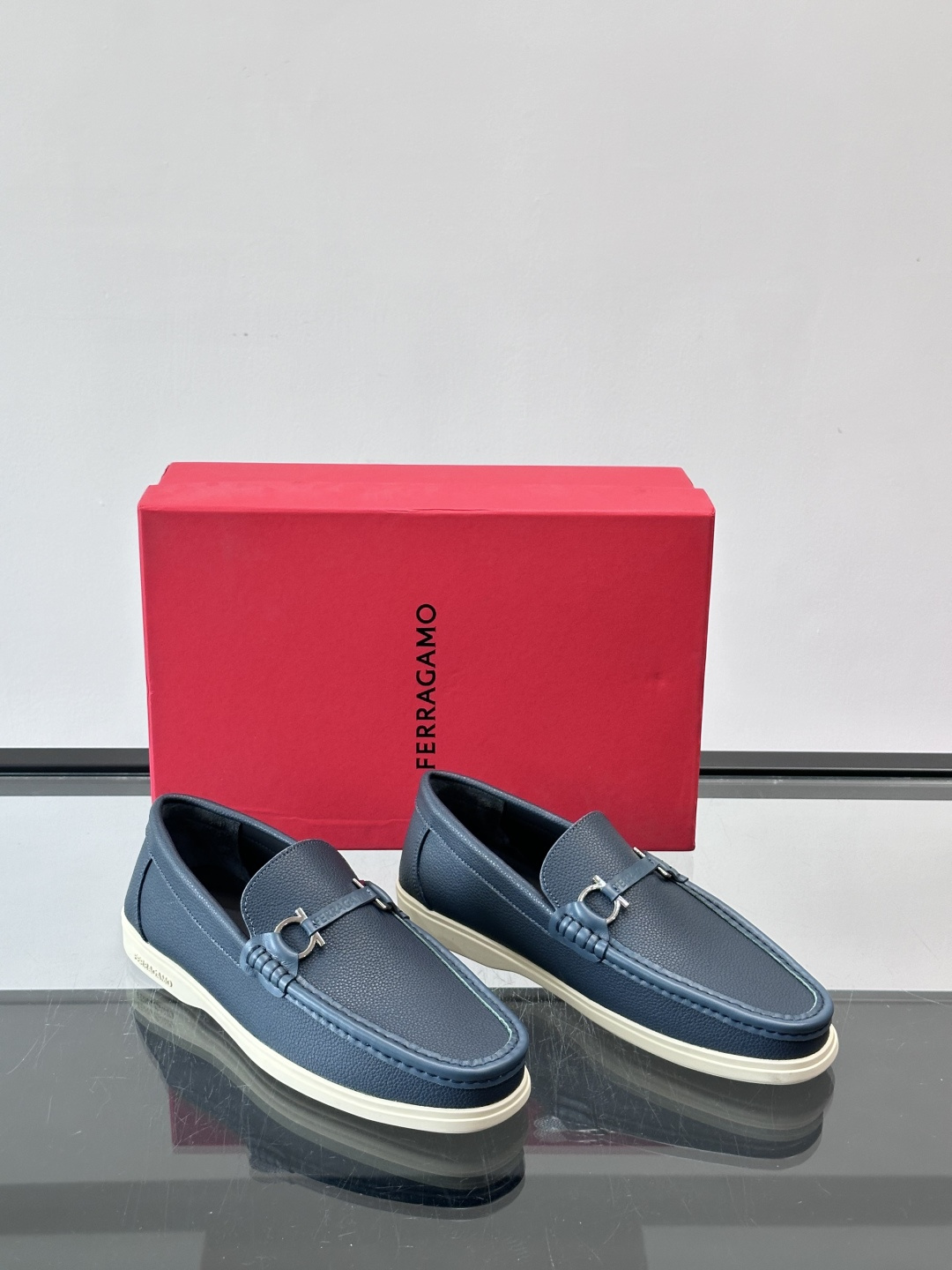 Ferragamo乐福鞋采用荔枝纹牛皮革，搭配颜色饰边，简约又有质感✨。鞋面金属扣饰，细节满分，品牌辨识