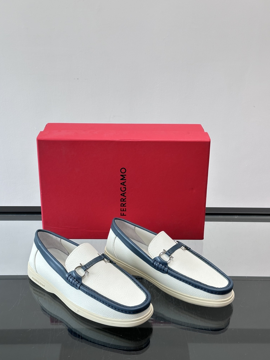 Ferragamo乐福鞋采用荔枝纹牛皮革，搭配颜色饰边，简约又有质感✨。鞋面金属扣饰，细节满分，品牌辨识
