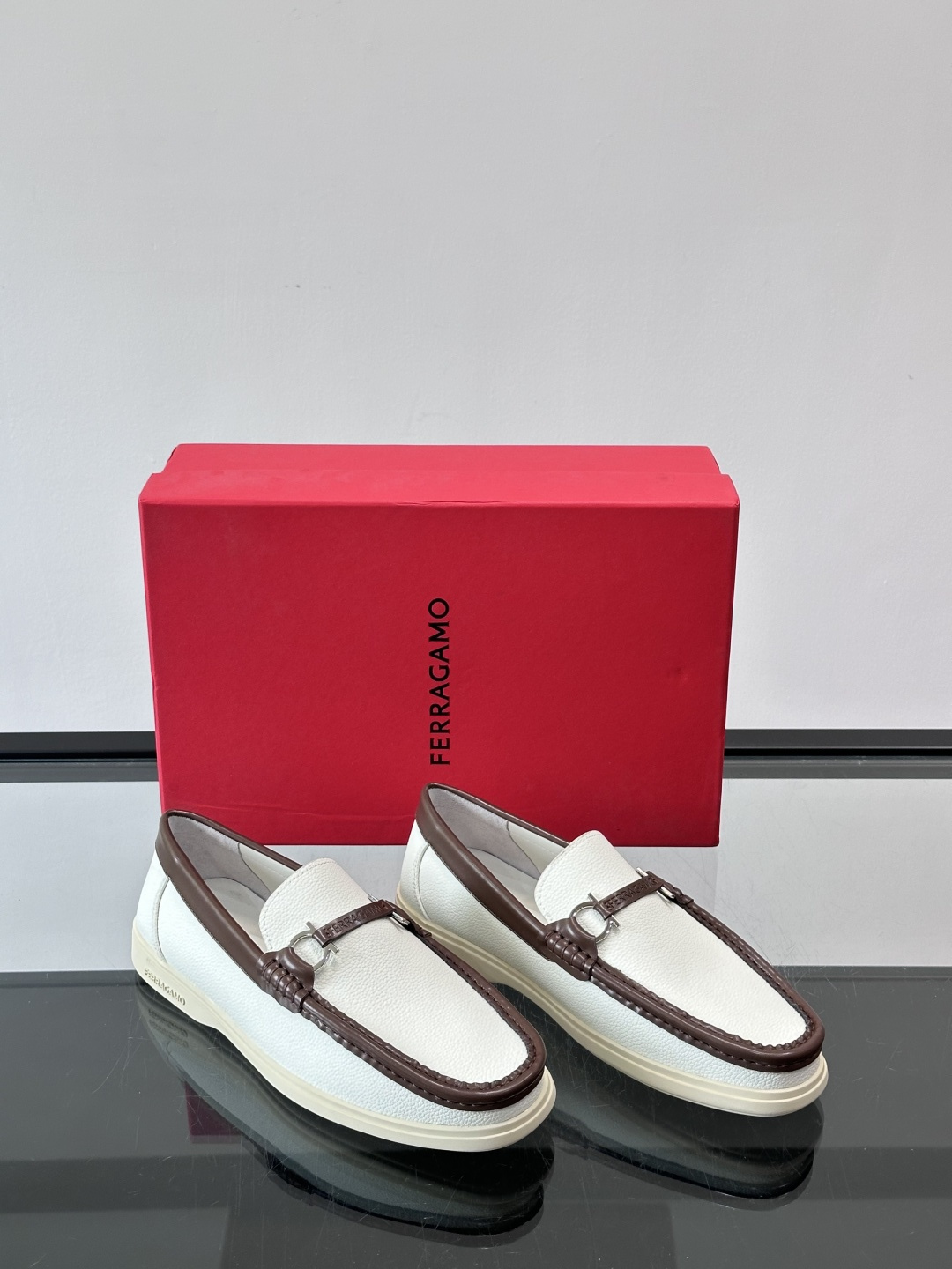Ferragamo乐福鞋采用荔枝纹牛皮革，搭配颜色饰边，简约又有质感✨。鞋面金属扣饰，细节满分，品牌辨识