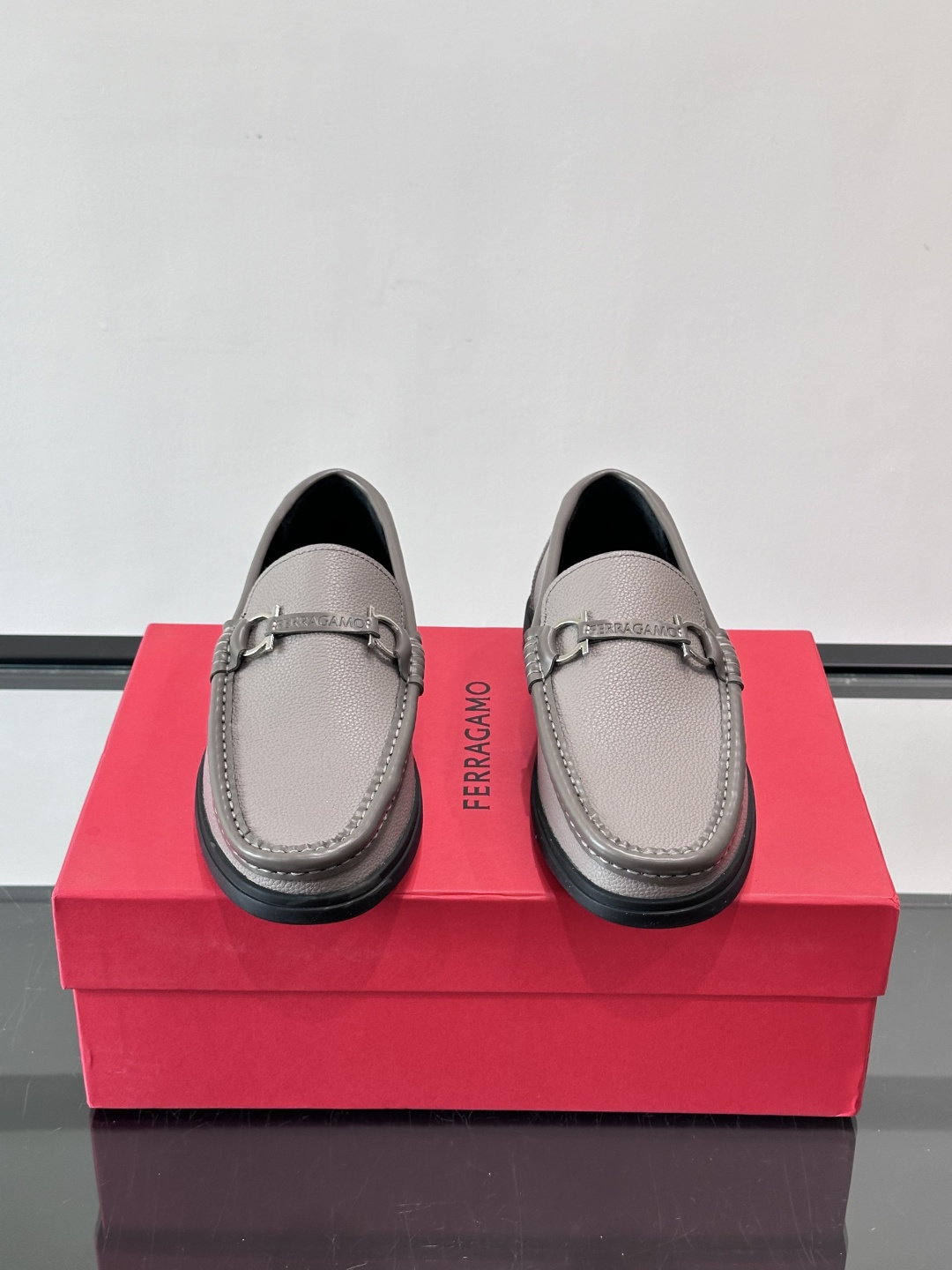 Ferragamo乐福鞋采用荔枝纹牛皮革，搭配颜色饰边，简约又有质感✨。鞋面金属扣饰，细节满分，品牌辨识