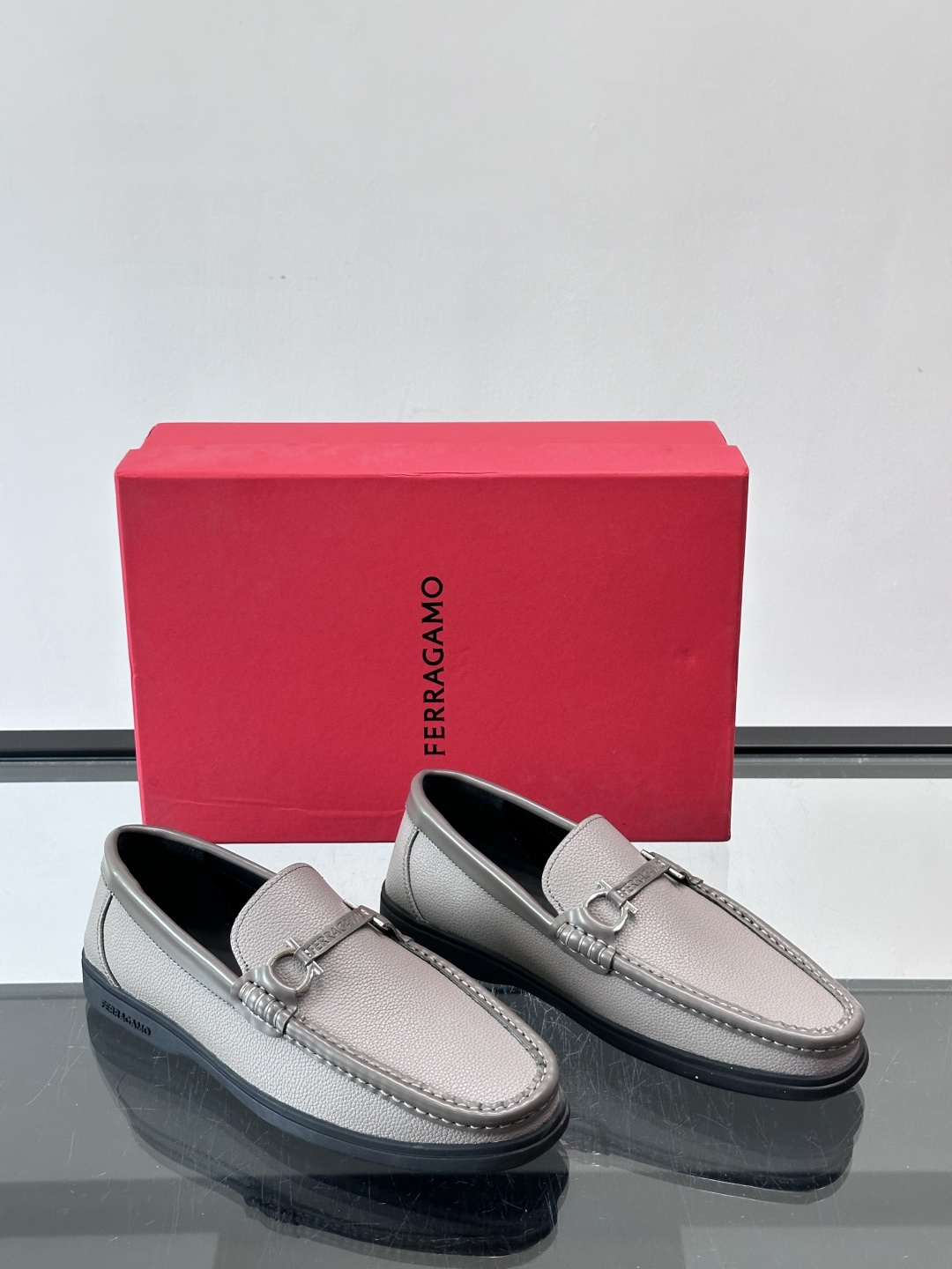 Ferragamo乐福鞋采用荔枝纹牛皮革，搭配颜色饰边，简约又有质感✨。鞋面金属扣饰，细节满分，品牌辨识