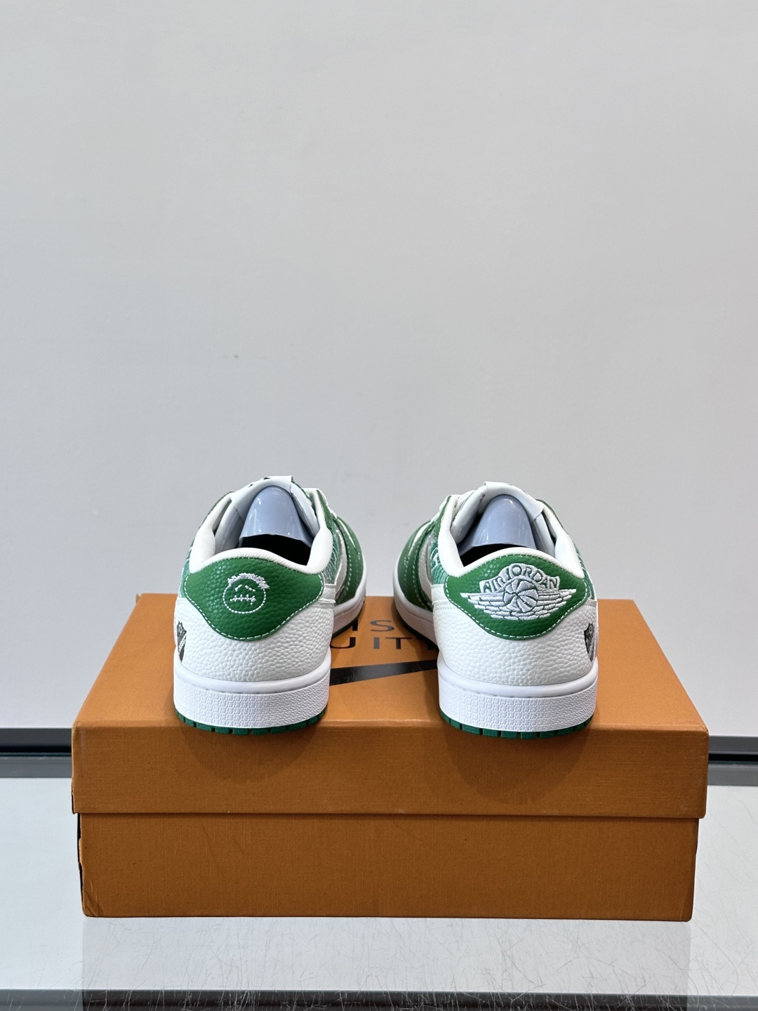 LV和Nike联名的Dunk Low，牛皮革+Monogram老花，辨识度超高！鞋侧有LV标志和Nike