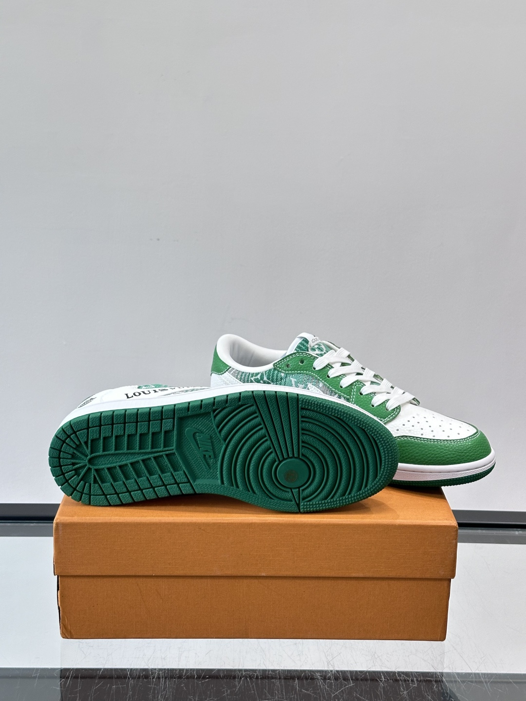 LV和Nike联名的Dunk Low，牛皮革+Monogram老花，辨识度超高！鞋侧有LV标志和Nike