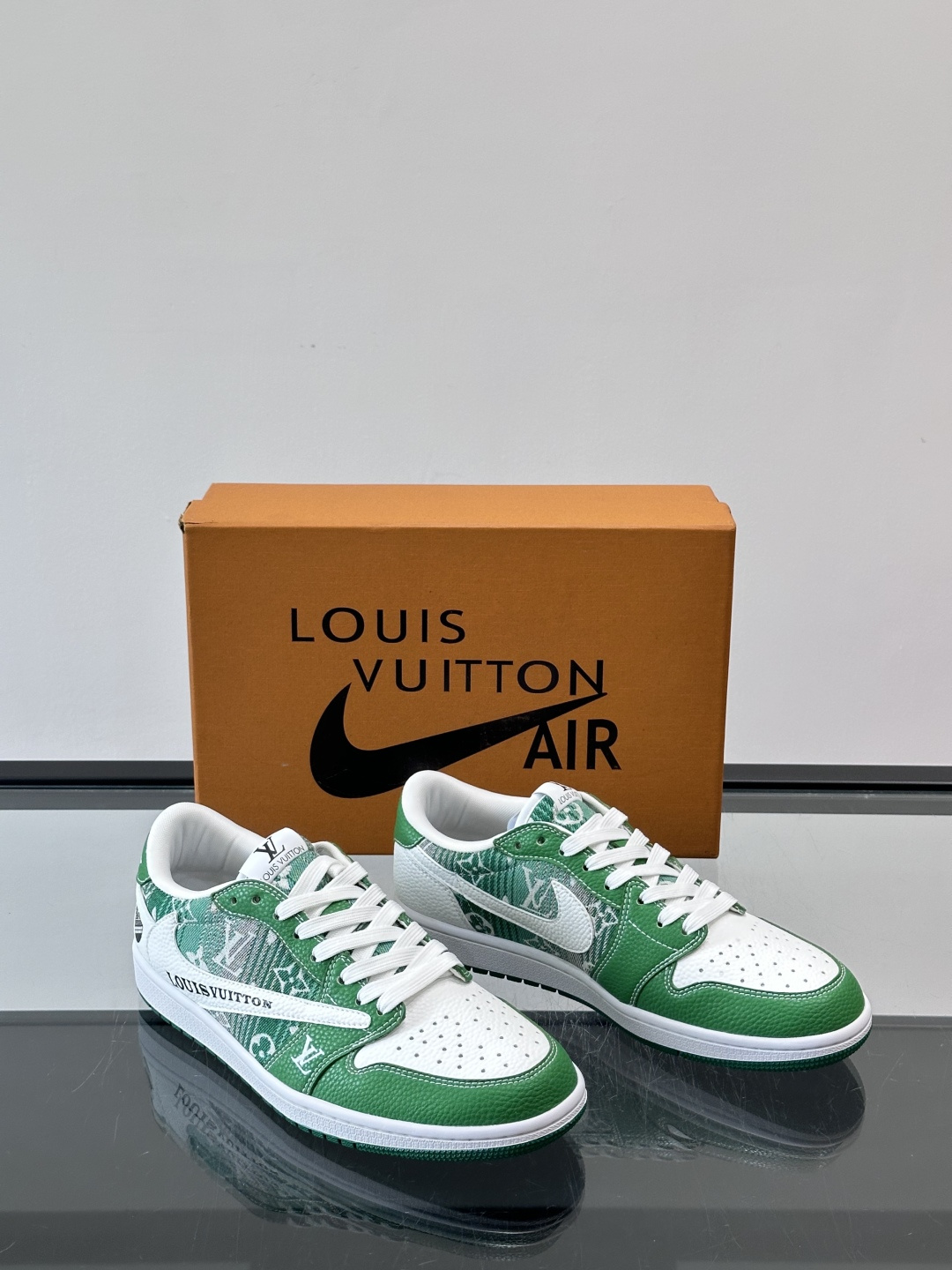 LV和Nike联名的Dunk Low，牛皮革+Monogram老花，辨识度超高！鞋侧有LV标志和Nike