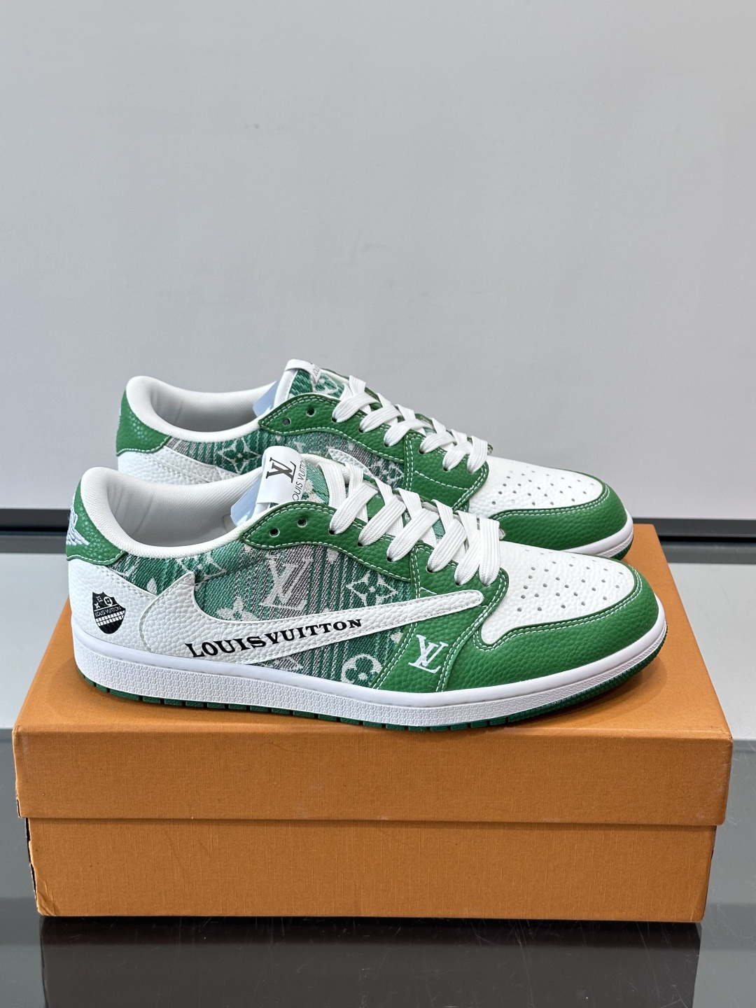 LV和Nike联名的Dunk Low，牛皮革+Monogram老花，辨识度超高！鞋侧有LV标志和Nike