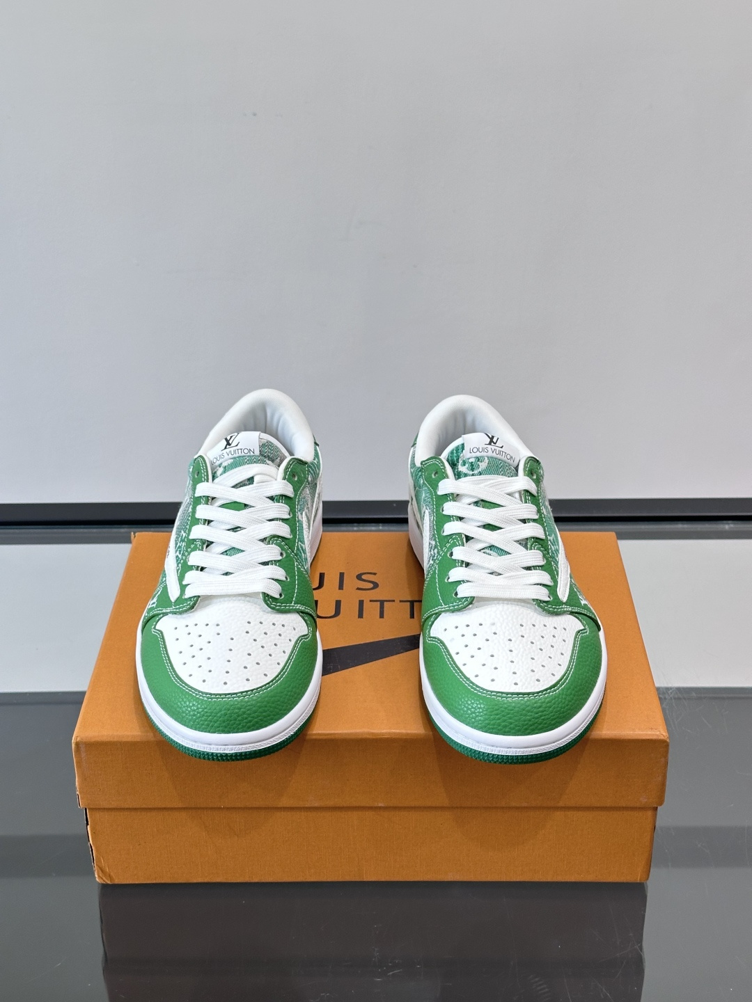 LV和Nike联名的Dunk Low，牛皮革+Monogram老花，辨识度超高！鞋侧有LV标志和Nike