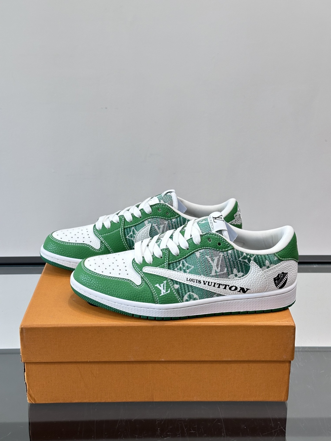 LV和Nike联名的Dunk Low，牛皮革+Monogram老花，辨识度超高！鞋侧有LV标志和Nike