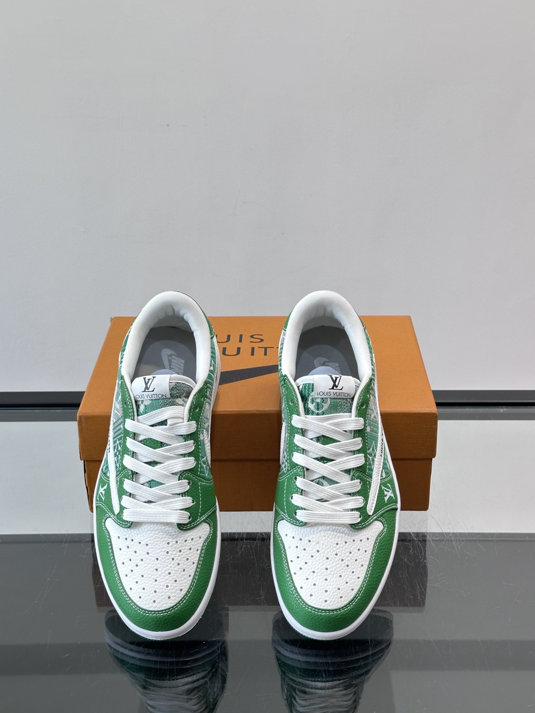 LV和Nike联名的Dunk Low，牛皮革+Monogram老花，辨识度超高！鞋侧有LV标志和Nike