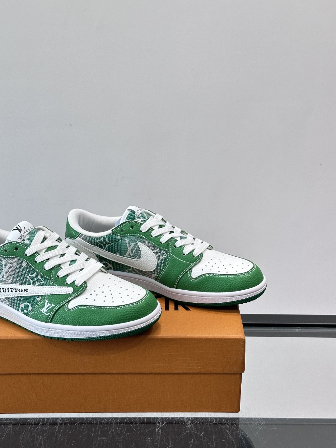 LV和Nike联名的Dunk Low，牛皮革+Monogram老花，辨识度超高！鞋侧有LV标志和Nike