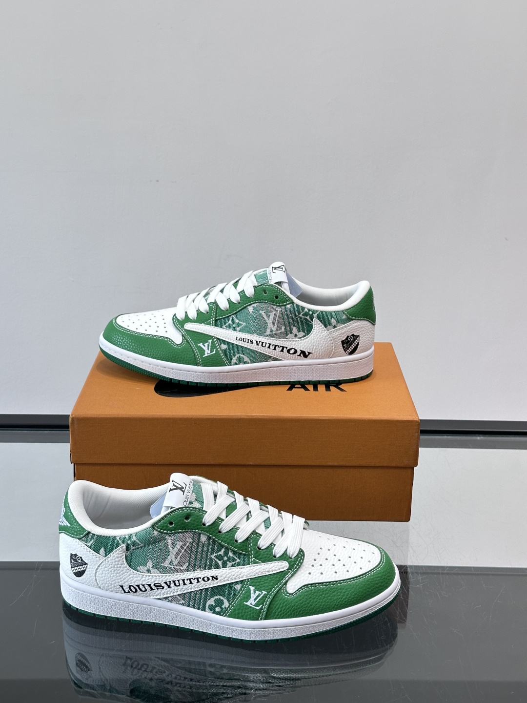 LV和Nike联名的Dunk Low，牛皮革+Monogram老花，辨识度超高！鞋侧有LV标志和Nike