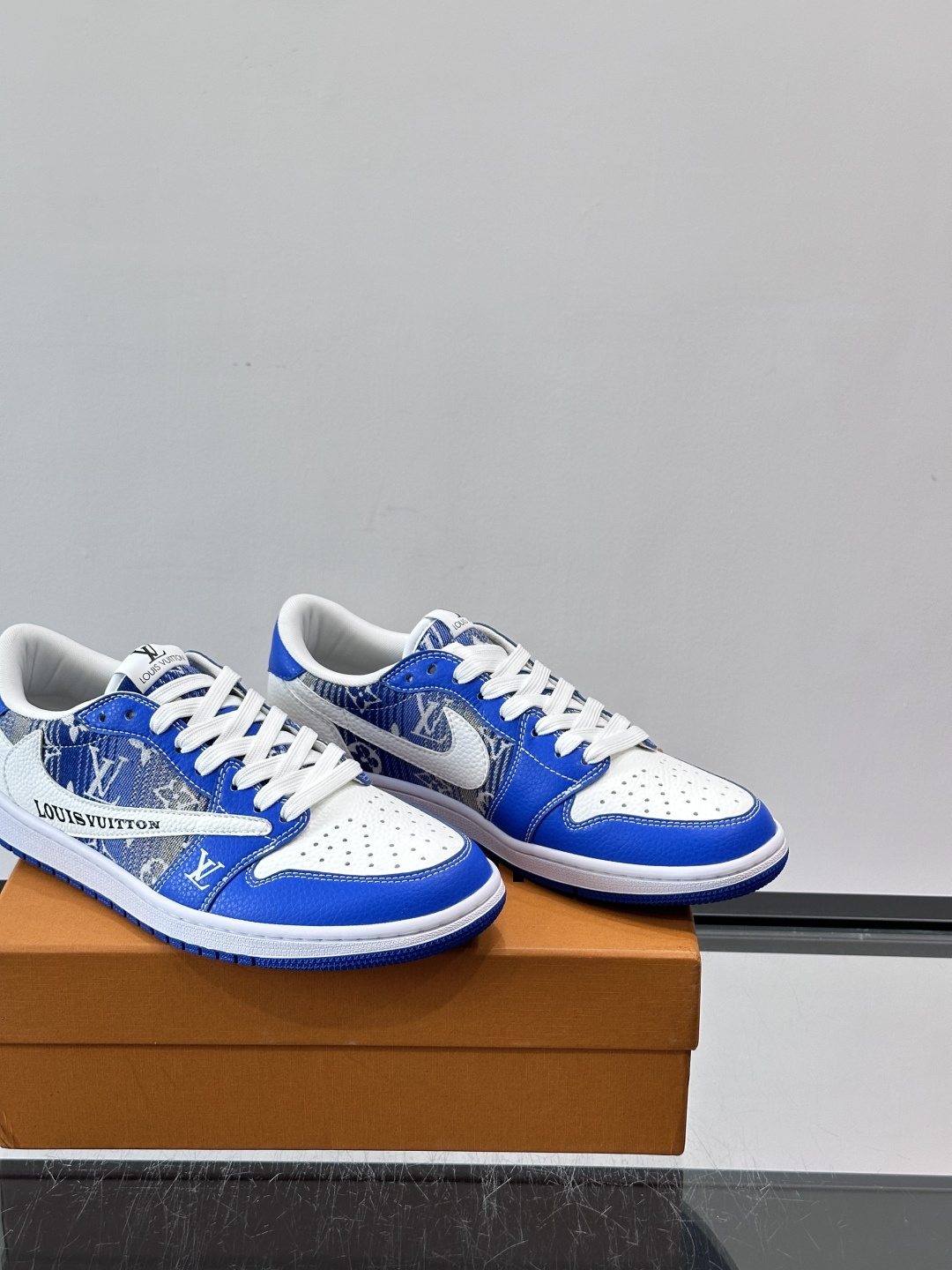 LV和Nike联名的Dunk Low，牛皮革+Monogram老花，辨识度超高！鞋侧有LV标志和Nike