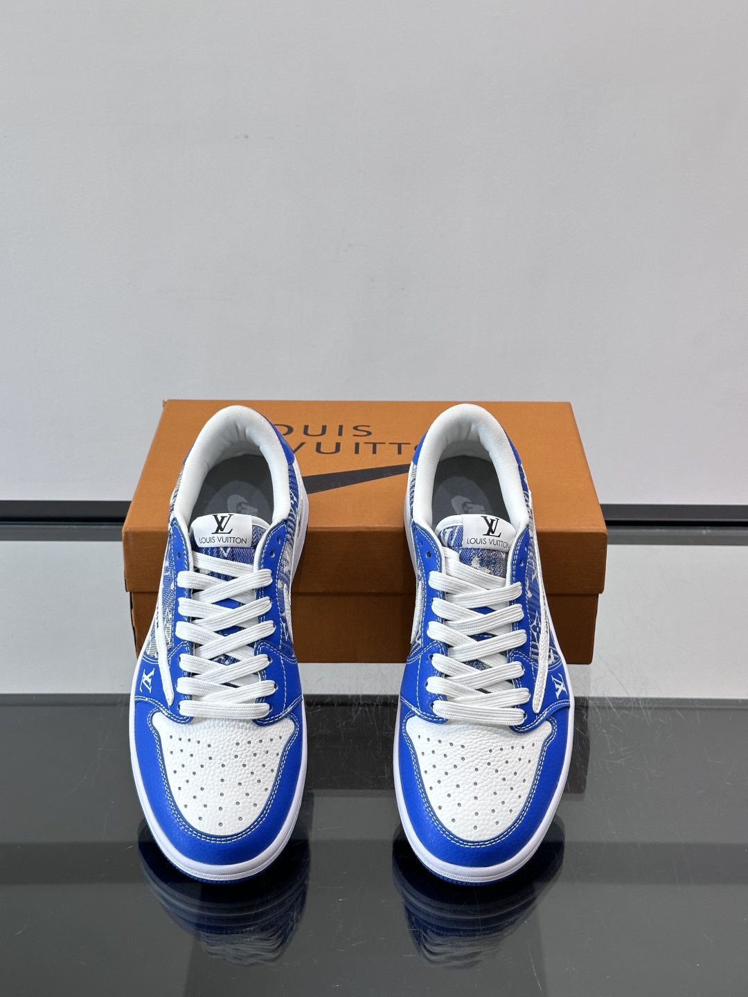 LV和Nike联名的Dunk Low，牛皮革+Monogram老花，辨识度超高！鞋侧有LV标志和Nike