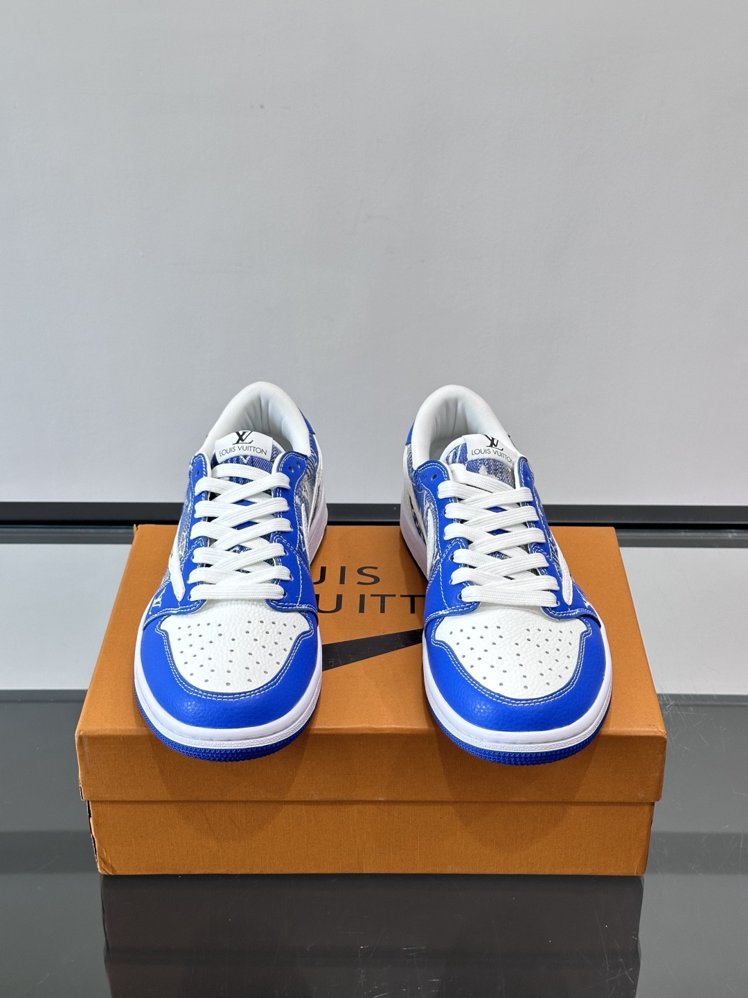 LV和Nike联名的Dunk Low，牛皮革+Monogram老花，辨识度超高！鞋侧有LV标志和Nike