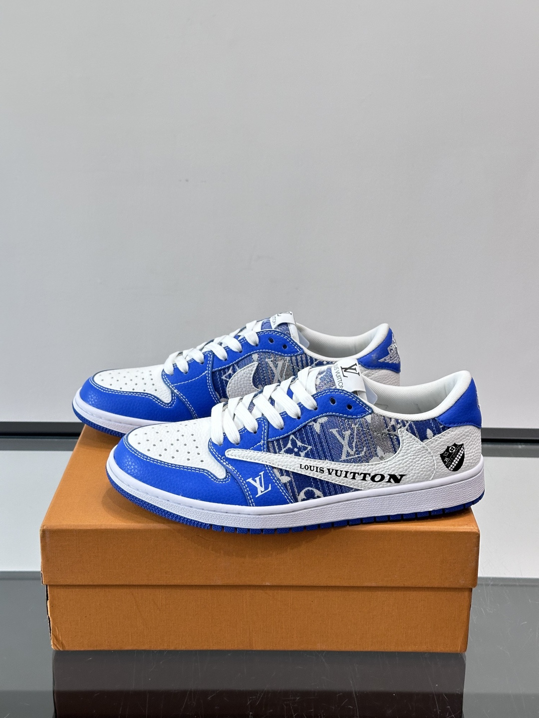 LV和Nike联名的Dunk Low，牛皮革+Monogram老花，辨识度超高！鞋侧有LV标志和Nike