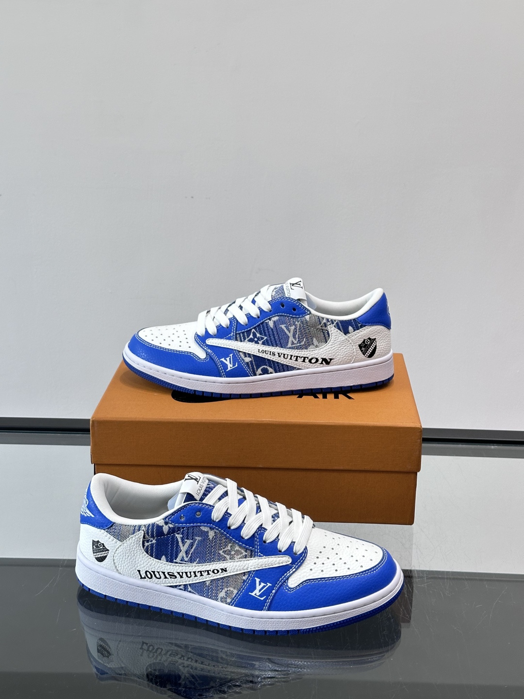 LV和Nike联名的Dunk Low，牛皮革+Monogram老花，辨识度超高！鞋侧有LV标志和Nike