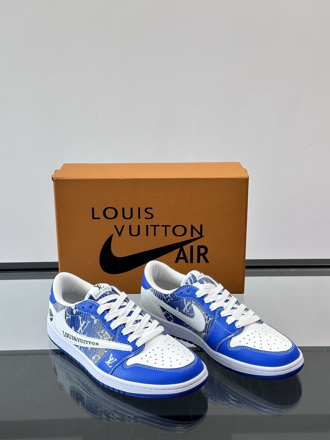 LV和Nike联名的Dunk Low，牛皮革+Monogram老花，辨识度超高！鞋侧有LV标志和Nike