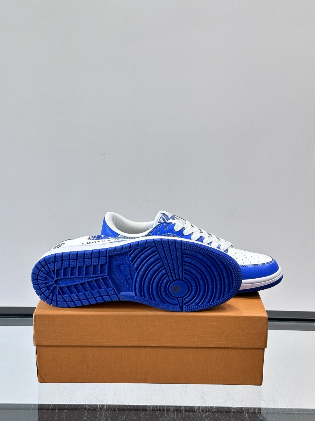 LV和Nike联名的Dunk Low，牛皮革+Monogram老花，辨识度超高！鞋侧有LV标志和Nike