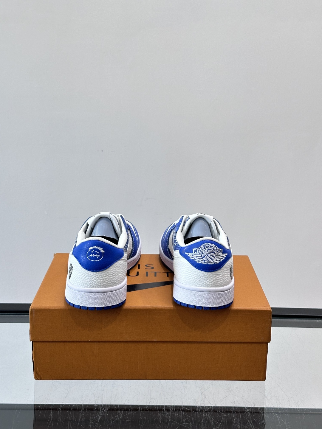 LV和Nike联名的Dunk Low，牛皮革+Monogram老花，辨识度超高！鞋侧有LV标志和Nike